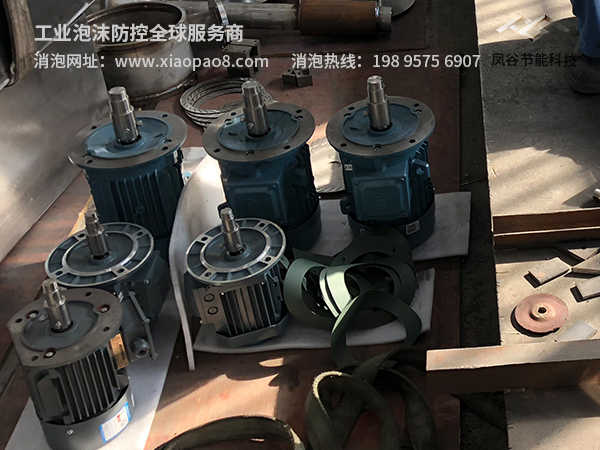 使用毛毯清洗剂消泡器，消除涂膜各种弊病